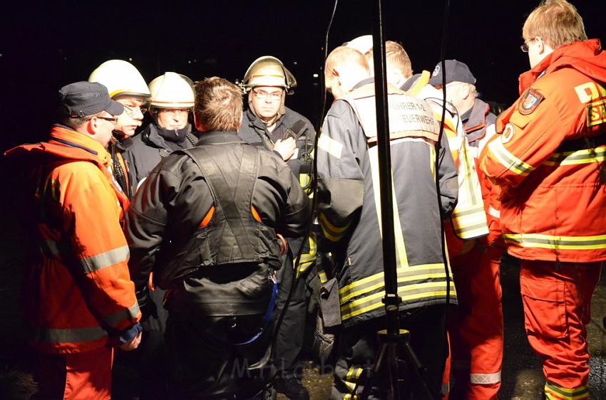 Einsatz BF Koeln PKW im Rhein Mondorf Hersel P068.JPG